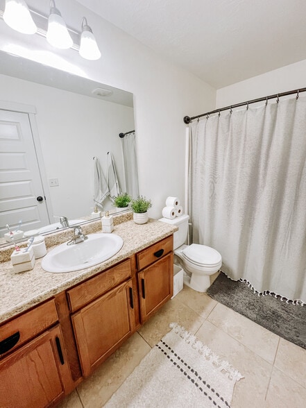 Master bath - 3784 W Periwinkle Dr