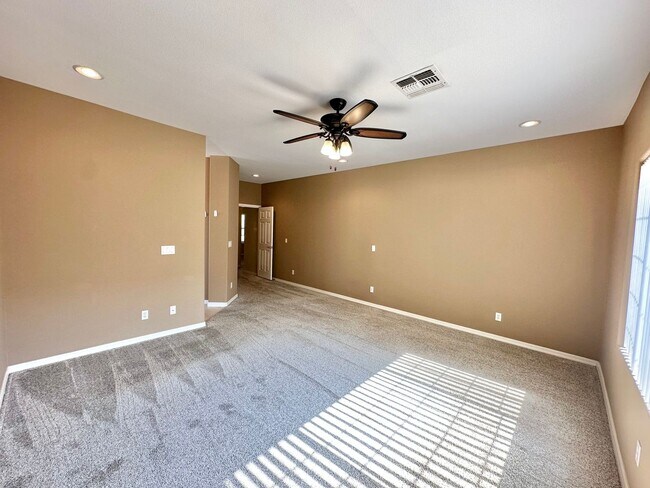 Building Photo - Beautiful 3 bedroom, 3 bathroom home with ...