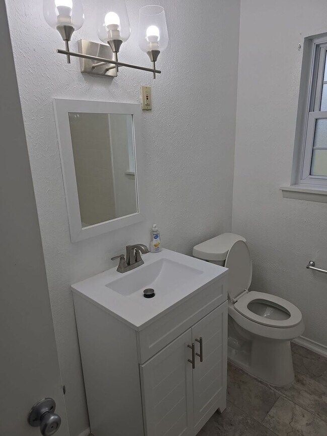 Building Photo - Refurbished - 3 bdrm 1.5 bath