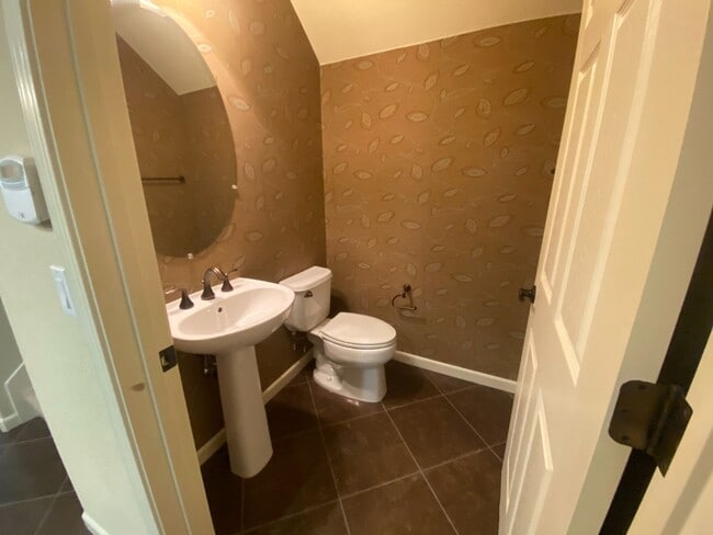 Building Photo - Spacious 2BD Condo with Loft & 2-Car Garage Near Intel and Willow Hill Park
