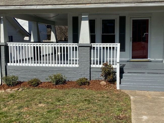 Building Photo - Two bedroom, one bath home is South Knoxville
