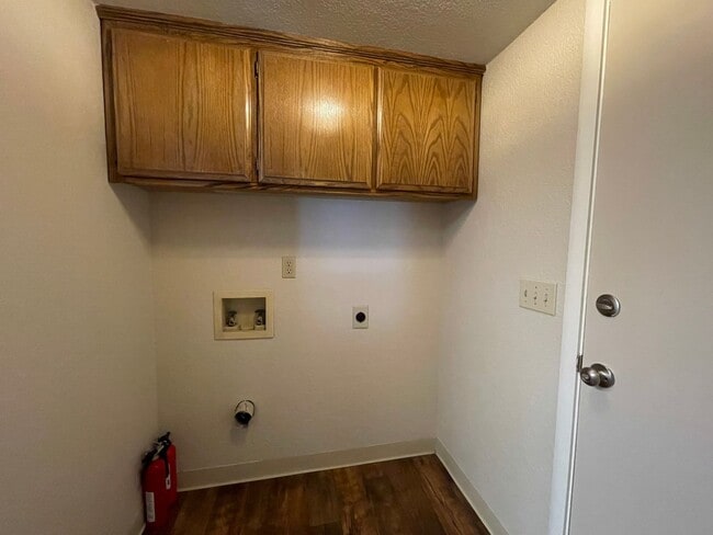 Building Photo - Spacious & Bright 3-Bedroom, 2 and 1/2 Bat...