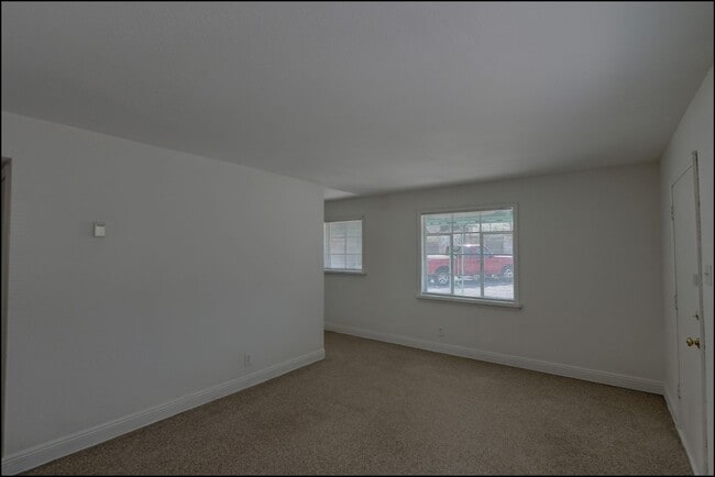 Building Photo - 810 Heisig Ave