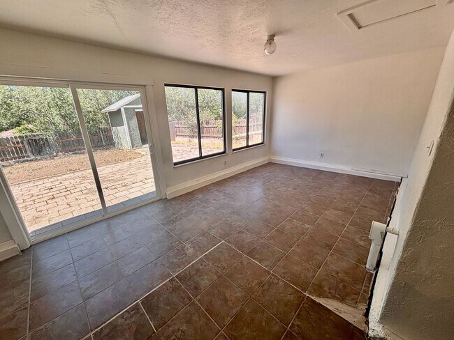 Building Photo - Spacious 4-Bedroom Home in Central Colorado Springs