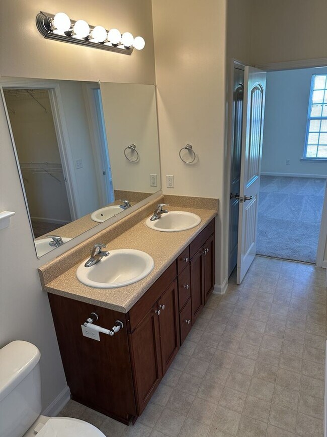 Building Photo - 20 Wesleyan Dr