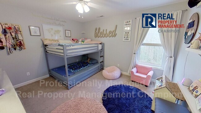 Building Photo - Spacious Executive Home on Friendly Cul-de...