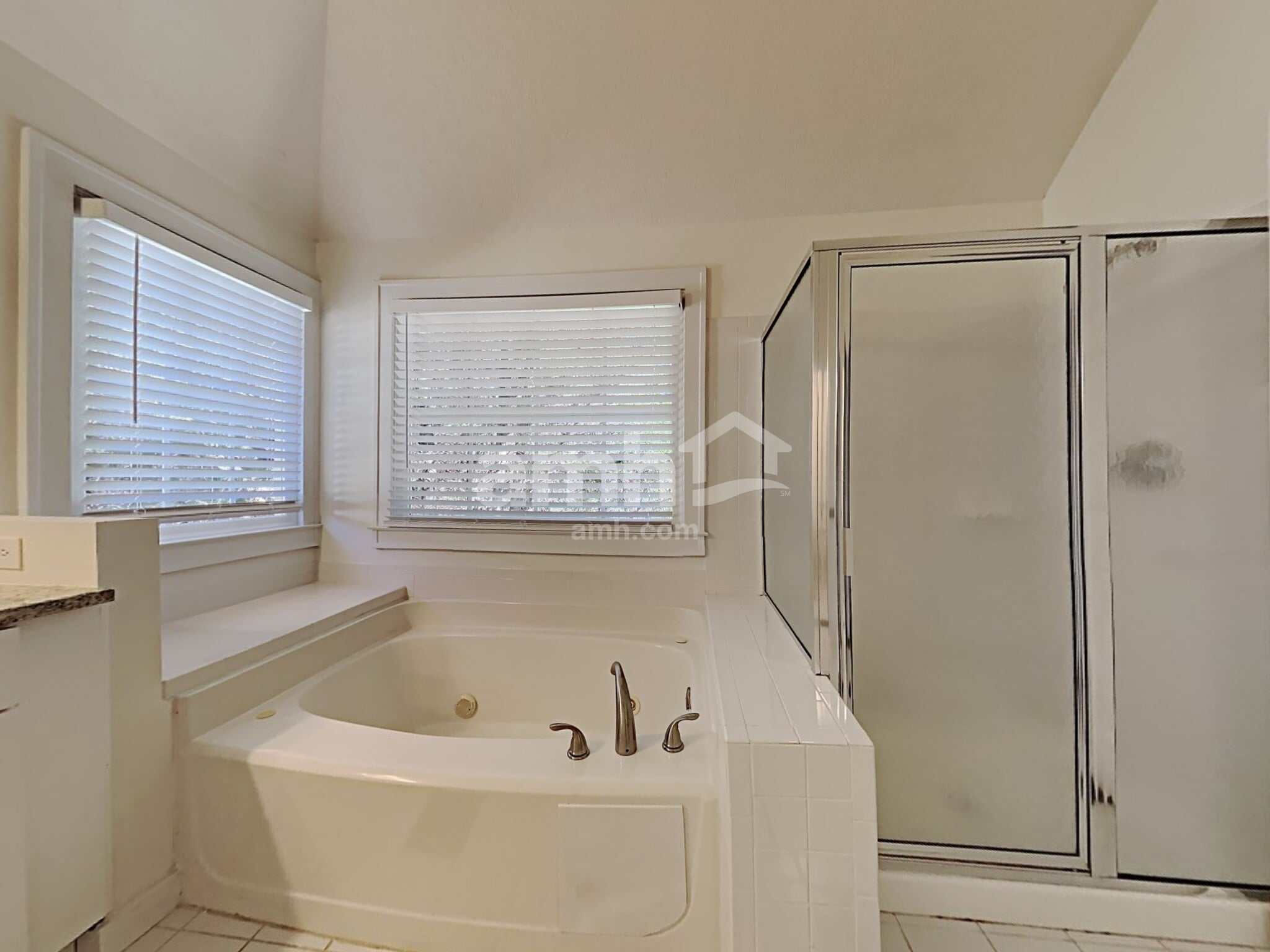 Building Photo - 3075 Kings Dr