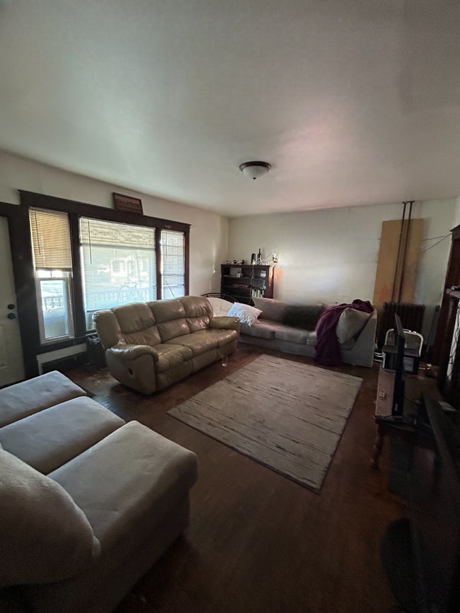 Building Photo - 8 Bed 3 Bath close to UWEC!