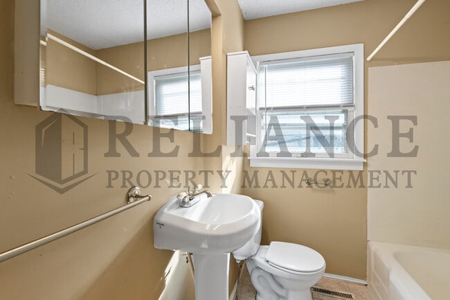 Building Photo - 1913 N Hood St