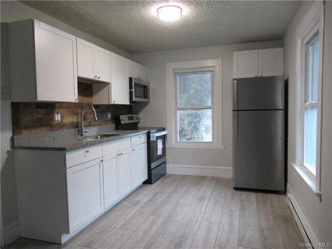 Building Photo - 25 Fairway Dr