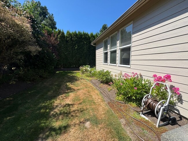 Building Photo - 3 Bed, 2 Bath PLUS Bonus Room SHORT TERM R...