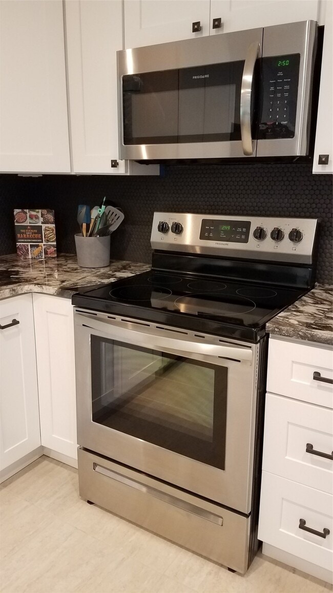 Building Photo - 2055 Island View