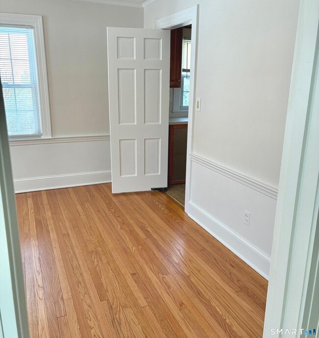 Building Photo - 302 Quaker Ln N