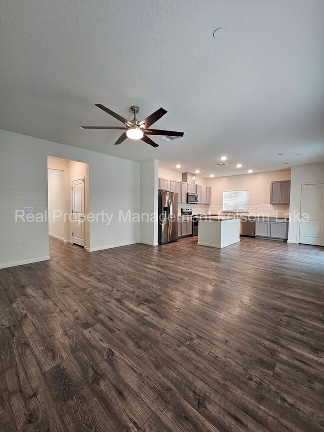Building Photo - 4bd 2.5ba Home in the desirable Parkbridge...