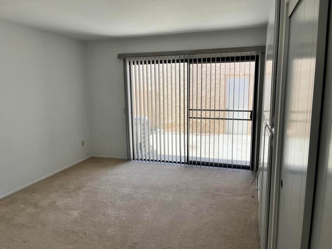 Building Photo - 47974 Oasis Ct