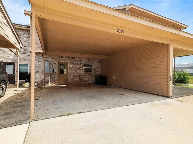 Building Photo - 2305 Homewood Ln