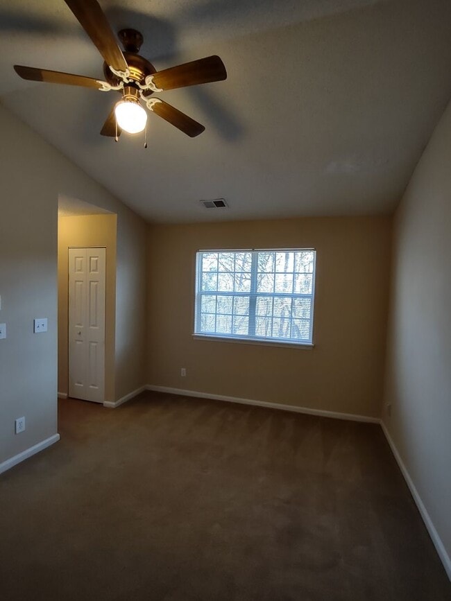 Building Photo - Move in Ready, End Unit Townhome located i...