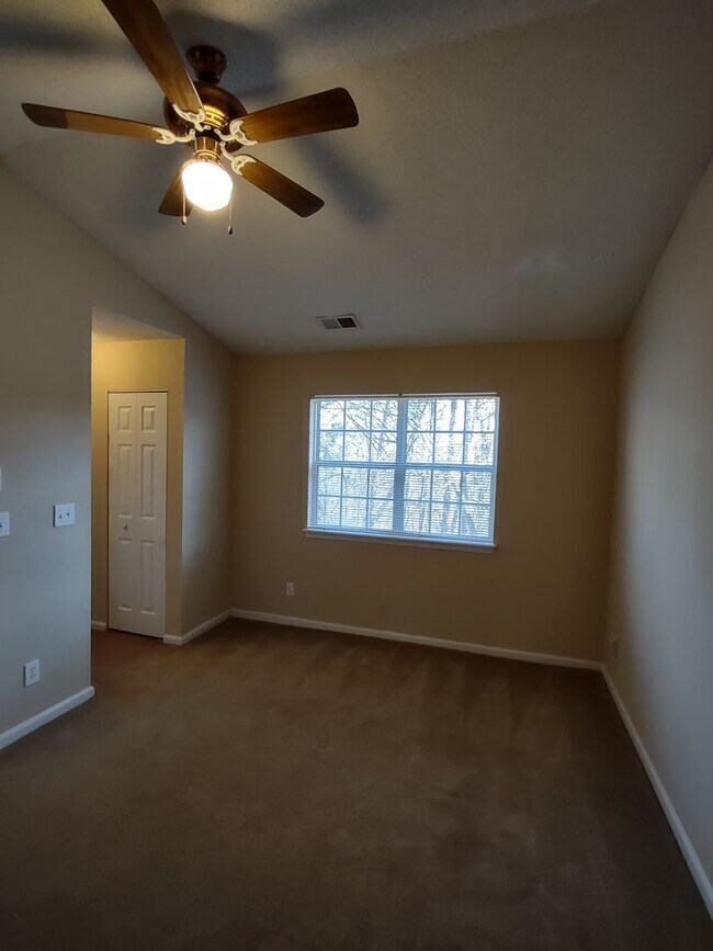 Building Photo - Move in Ready, End Unit Townhome located in Rossmore !