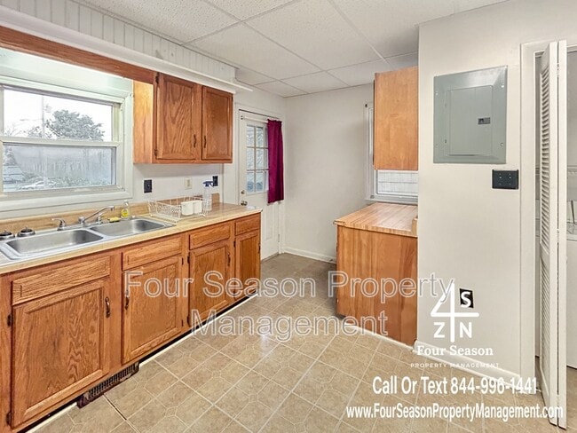 Building Photo - 338 S Locust St