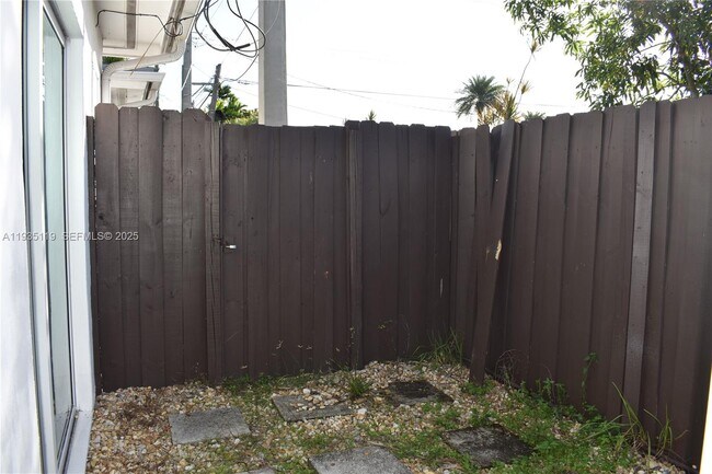 Building Photo - 932 Moffett St