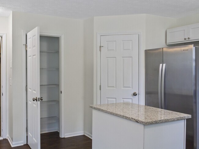 Building Photo - 556 Weeping Willow Ln