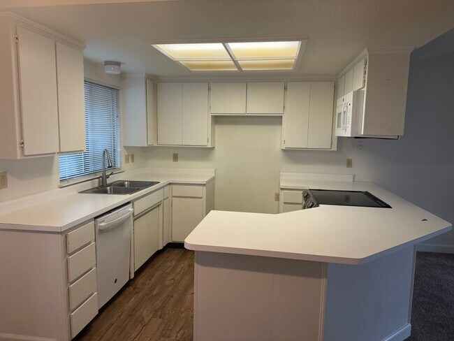 Building Photo - Great 2 Bedroom 2 bath duplex