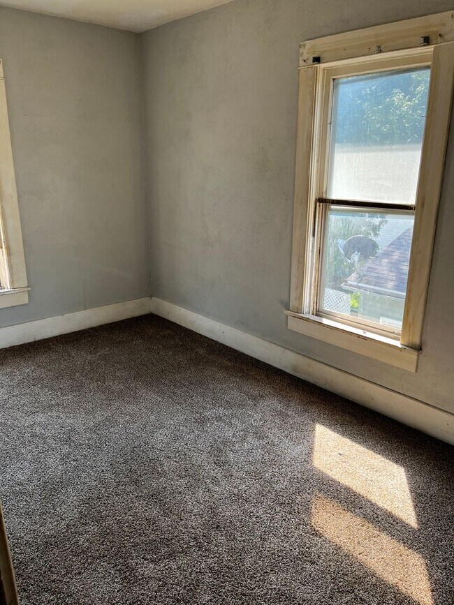 Building Photo - Spacious 3 bedroom $800 per month