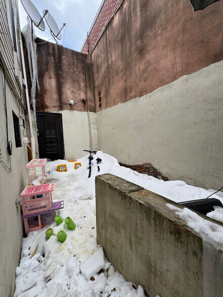 Building Photo - 476 Sutter Ave