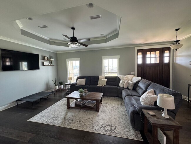 Building Photo - Move in Incentive!