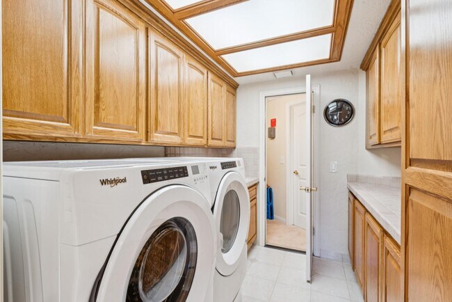 Building Photo - 716 Oak Point