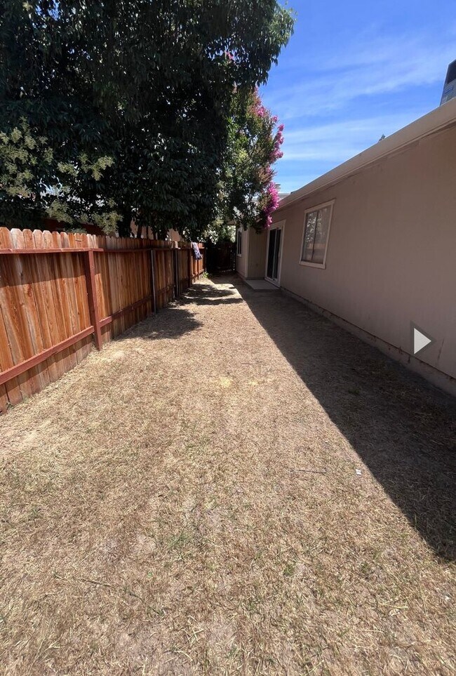 Building Photo - BEAUTIFULLY REMODELED 3 BEDROOM DUPLEX!!