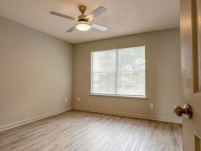 Building Photo - 1921 Larette Dr
