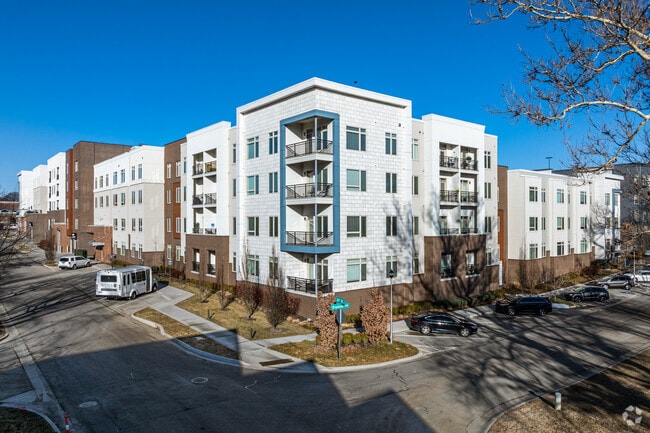 Building Photo - Avenue 81