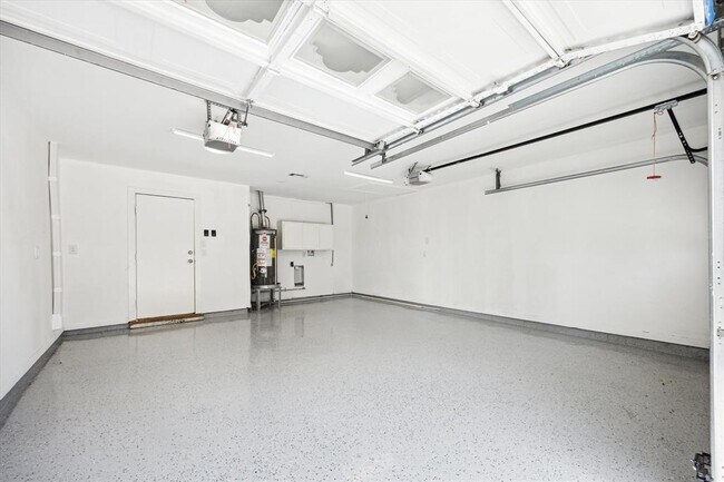 Building Photo - 5602 Hialeah Dr