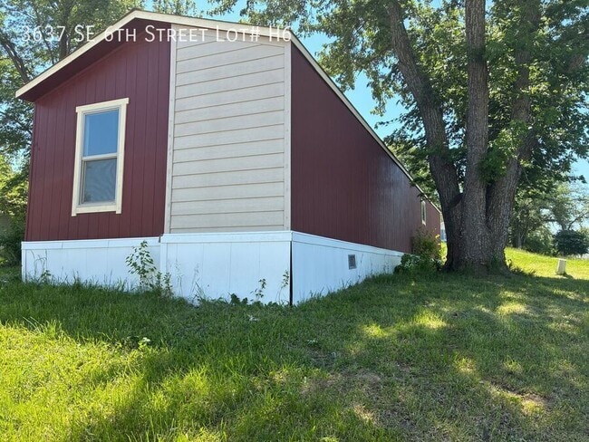 Building Photo - 3637 SE 6th St