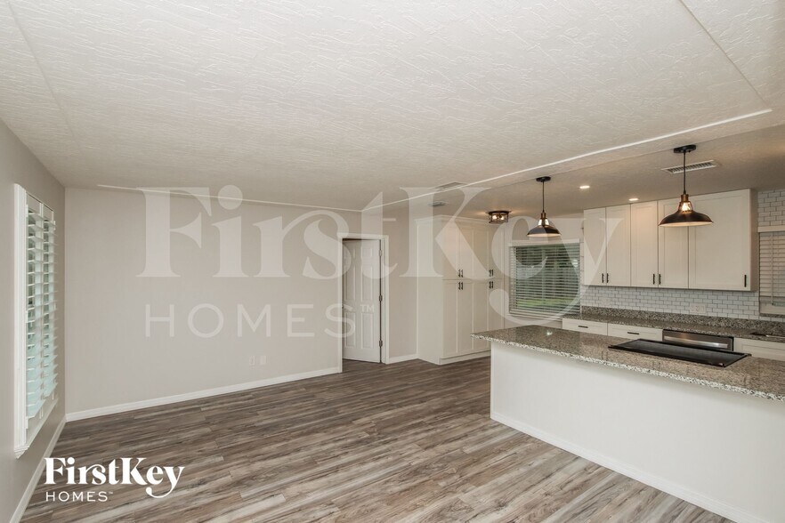 Building Photo - 525 Sacre Coeur Dr