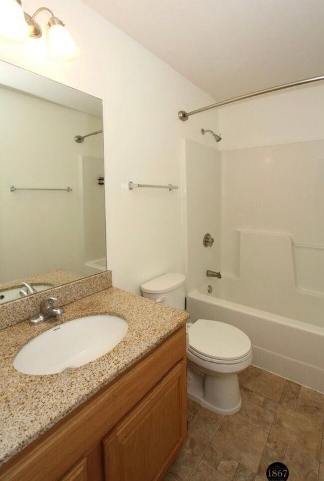 Building Photo - 6028 Glenbrook Ln