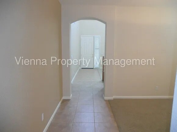 Building Photo - Beautiful 4 Bedroom Home in Great Location