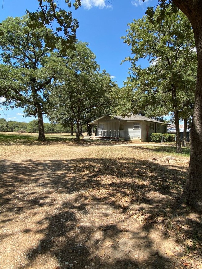 Building Photo - Two Bedroom One Bathroom Farm House.