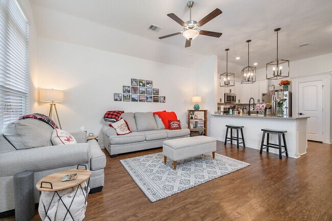 Building Photo - FEB 2026! Beautiful 3/2 Home w/ Huge Backyard in Edgewater!