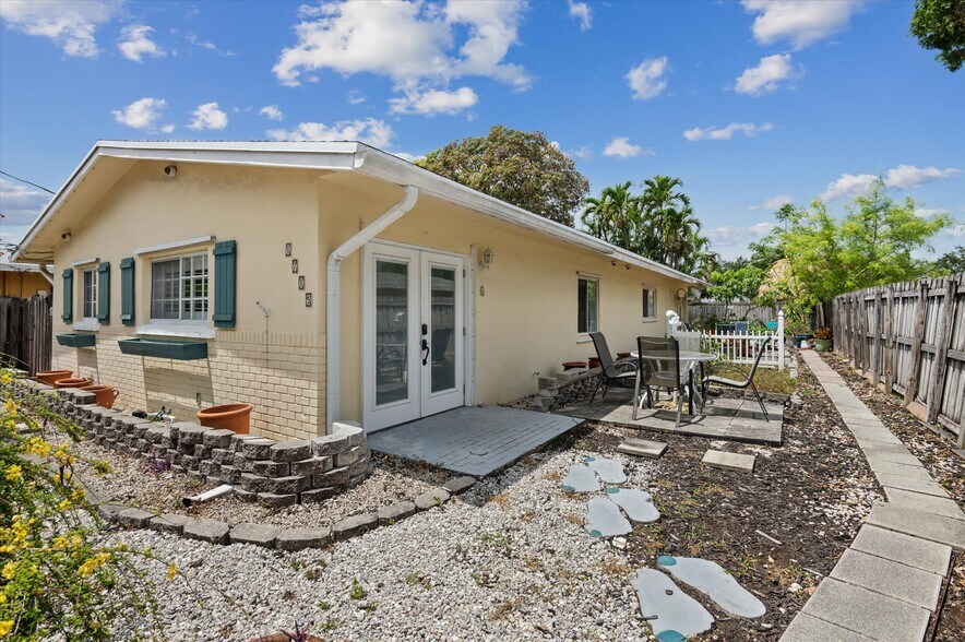 Primary Photo - 1715 SW 21st St