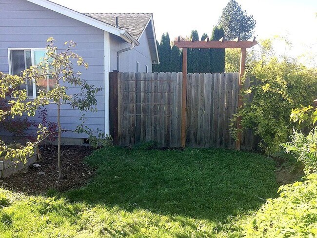 Building Photo - Spacious 3 Bedroom 2 Bath Home in Albany!