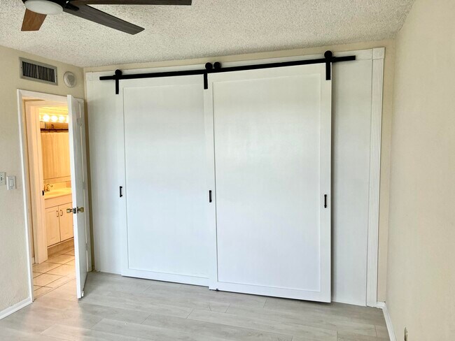 Building Photo - 1069 Hillsboro Mile