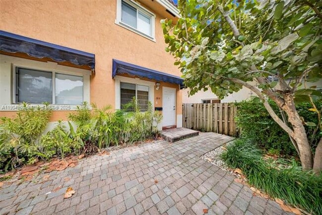 Building Photo - 2814 SW 27th St