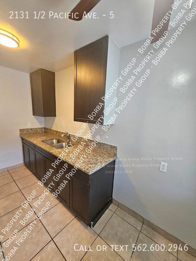 Building Photo - 1ST MONTHS FREE**STUNNING 1 BEDROOM | 1 BA...