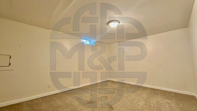 Building Photo - 3039 S Glenn Ave