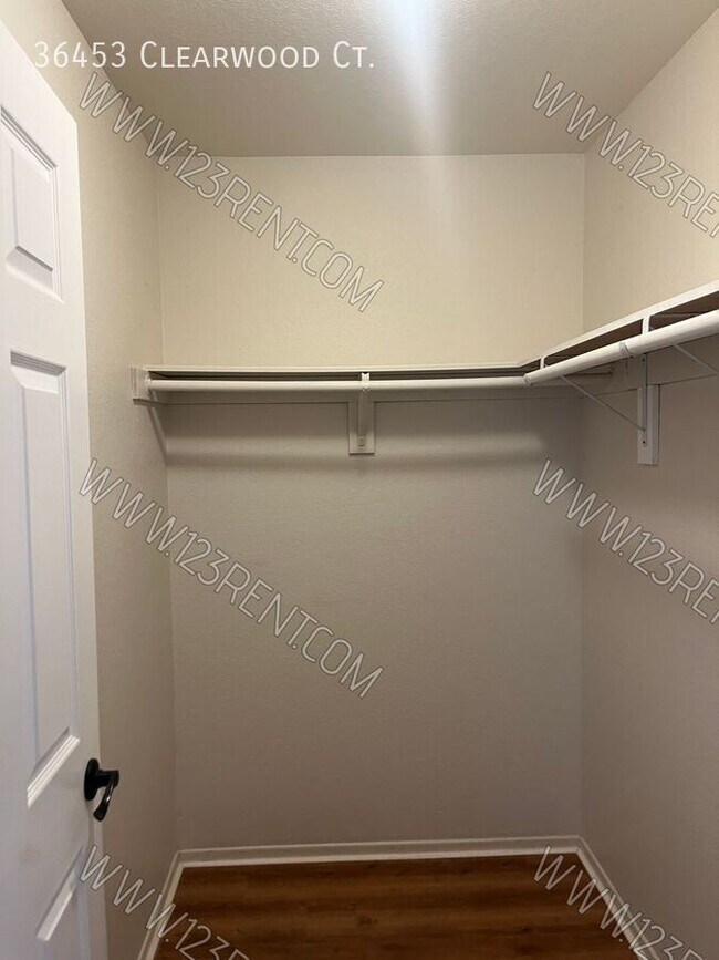 Building Photo - 36453 Clearwood Ct