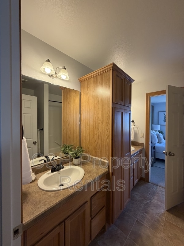 Building Photo - 574 Killarney St