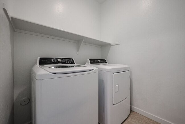 Building Photo - Stunning 4 bedroom, 4 bathroom home in the desirable gated community of Horizon in Chandler