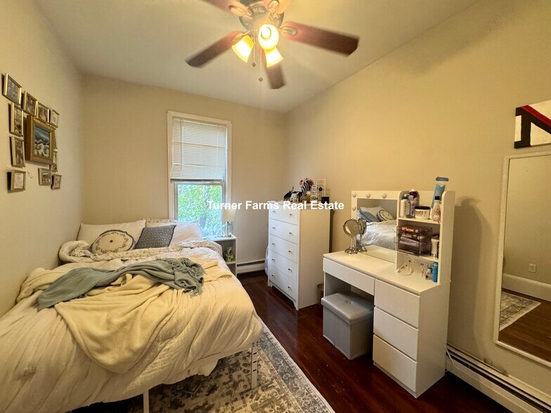 Building Photo - 717 Parker St